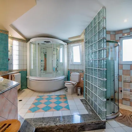 Luxury Barbara Rhodes *